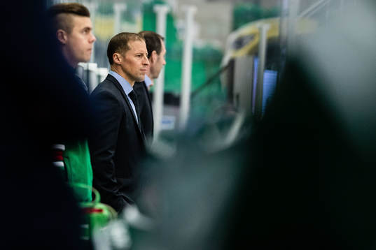 Rögles tränare Cam Abbott deppar