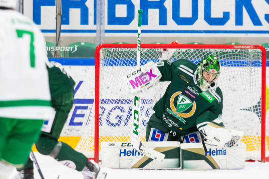 ≤Färjestads målvakt Henrik Haukeland räddar