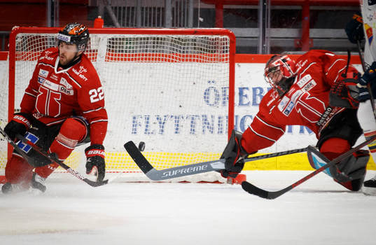 Örebros målvakt Jhonas Enroth räddar ett skott