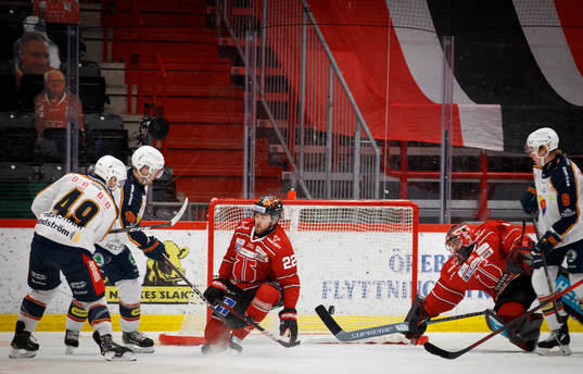 Örebros målvakt Jhonas Enroth räddar ett skott