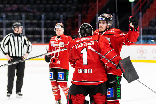 Örebros målvakt Jhonas Enroth och Emil Larsson jublar