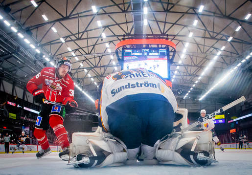 Örebros Emil Larsson fri med Djurgårdens målvakt Niklas