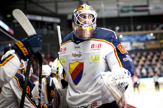 Djurgårdens målvakt Niklas Svedberg på bänken