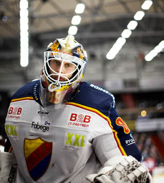 Djurgårdens målvakt Niklas Svedberg på bänken