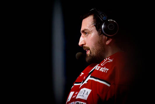 Örebros målvakt Jhonas Enroth blir intervjuad