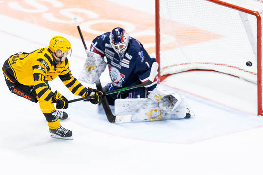 Skellefteås Linus Lindström oroar framför Linköpings