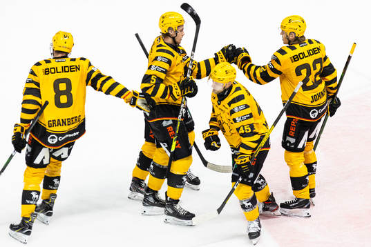 Skellefteås Oscar Möller jublar med lagkamrater