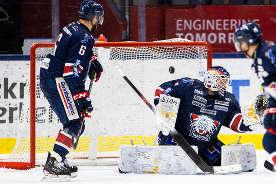 Skellefteås Melker Karlsson (ej i bild) gör 2-5 bakom