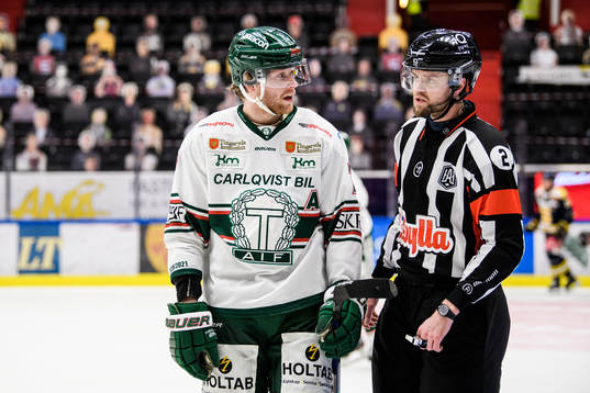 Tingsryds Ludvig Claesson diskuterar med Domare Olov