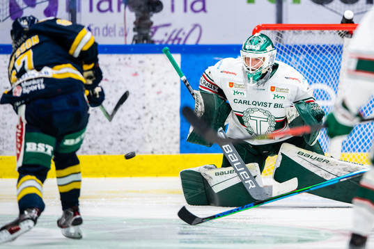 Södertäljes Hugo Gustafsson och Tingsryds målvakt