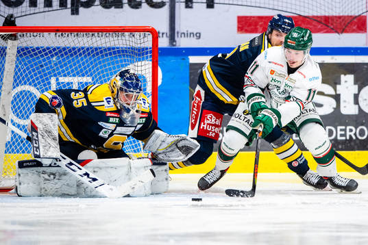 Tingsryds Anton Svensson och Södertäljes målvakt Jussi