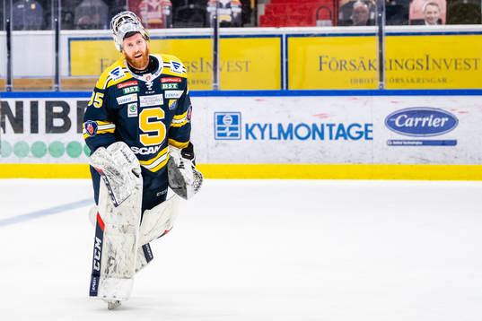 Södertäljes målvakt Jussi Rynnäs jublar