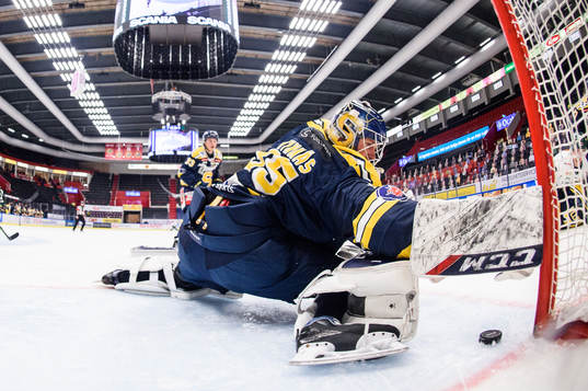 Södertäljes målvakt Jussi Rynnäs räddar en puck