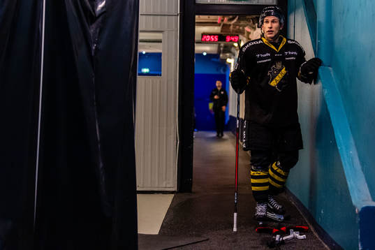 s Fredric Weigel lämnar isen