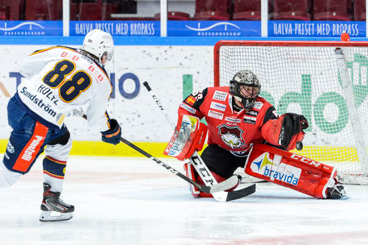 Djurgårdens Alexander Holtz mot Malmö Redhawks målvakt