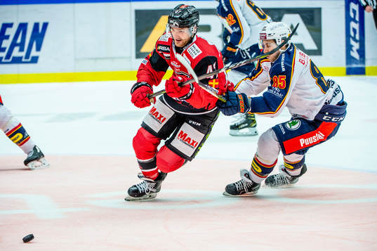 Malmö Redhawks Adam Johnson mot Djurgårdens Michael Haga