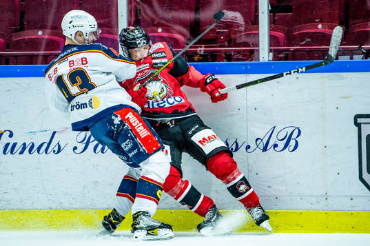 Djurgårdens Tom Nilsson trycker till Malmö Redhawks Johan
