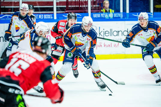 Djurgårdens Tom Wandell förfölj av Malmö Redhawks Emil