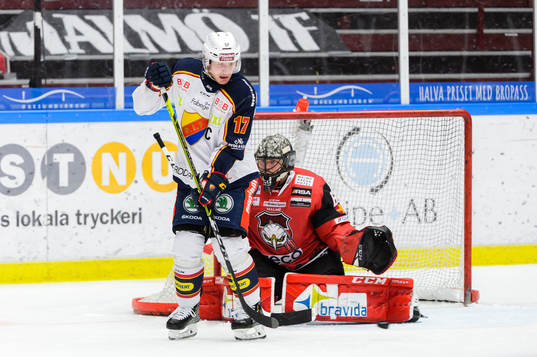 Djurgårdens Henrik Eriksson mot Malmö Redhawks målvakt