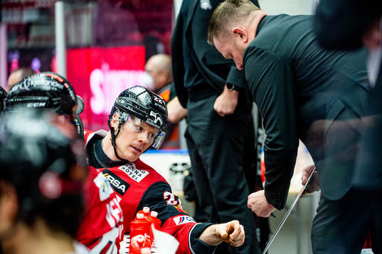 Malmö Redhawks Lars Bryggman i taktiksnack med tränare