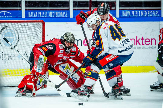 Djurgårdens Albin Grewe mot Malmö Redhawks målvakt Oscar