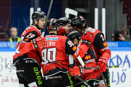 Malmö Redhawks Jesper Jensen Aabo jublar med lagkamrater