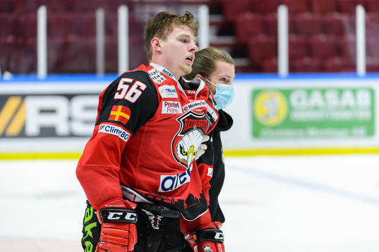 Malmö Redhawks Anton Olsson får hjälp av isen
