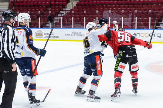 Malmö Redhawks Anton Olsson och Djurgårdens Albin Grewe i