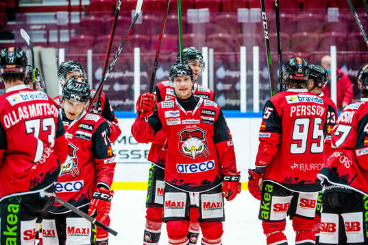 Malmö Redhawks Matias Lassen  jublar med lagkamraterna