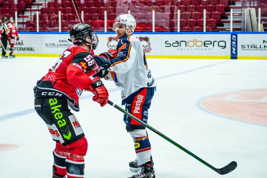 Malmö Redhawks Anton Olsson och Djurgårdens Albin Grewe i