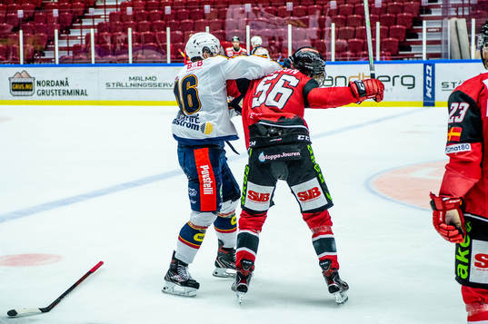 Malmö Redhawks Anton Olsson och Djurgårdens Albin Grewe i