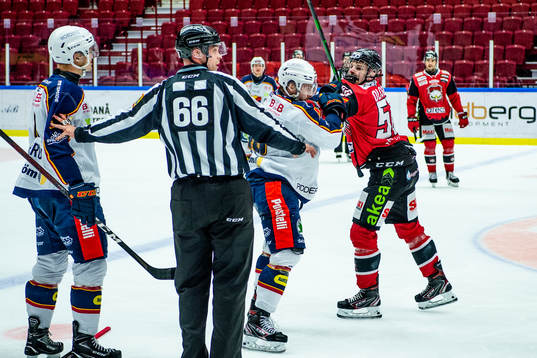 Malmö Redhawks Anton Olsson och Djurgårdens Albin Grewe i