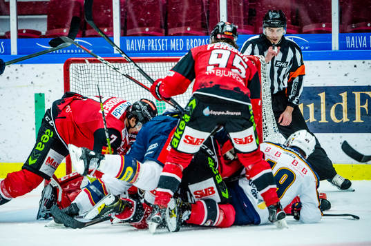 Domare Linus Öhlund håller koll på en hög av spelare