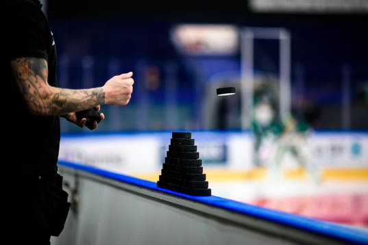 Puck kastas ut på isen