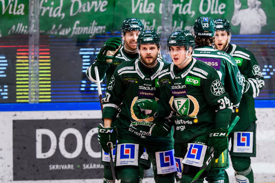 Färjestads Jacob Nilsson jublar med lagkamrater