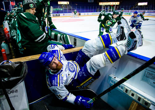 Leksands Mattias Ritola blir tacklad och åker ut i