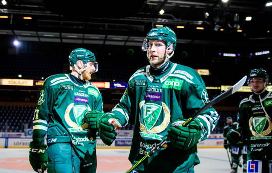 Färjestads Pontus Widerström och Per Åslund jublar