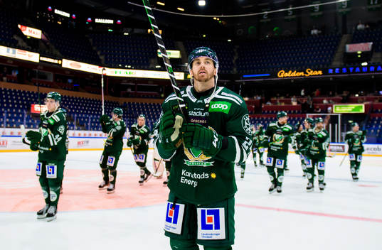 Färjestads Jonathon Blum jublar och tackar publiken