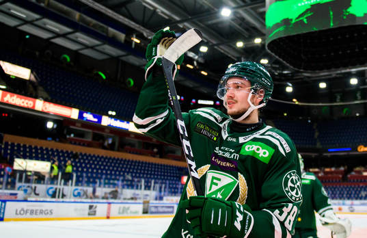 Färjestads Jakob Forsbacka Karlsson jublar och tackar