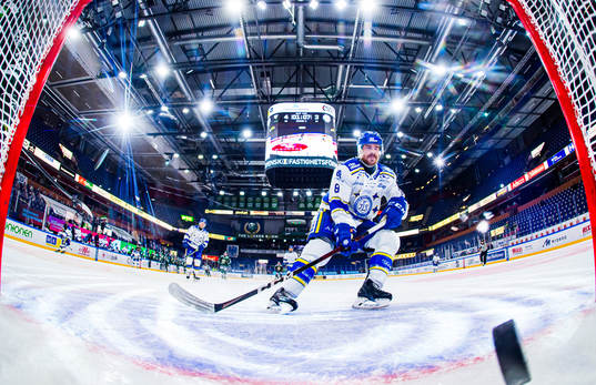 Leksands Matt Caito deppar och ser på när Färjestads Per