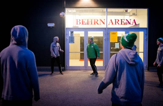 Röglespelarna värmer upp med fotboll