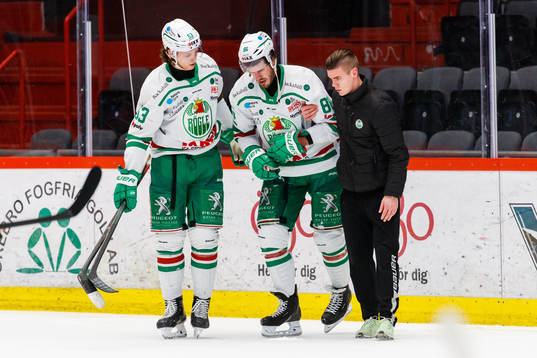 Rögles Eric Gelinas får hjälp