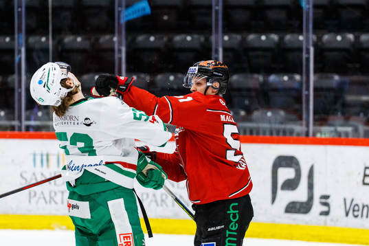 Örebros Kristian Näkyvä och Rögles Moritz Seider i bråk