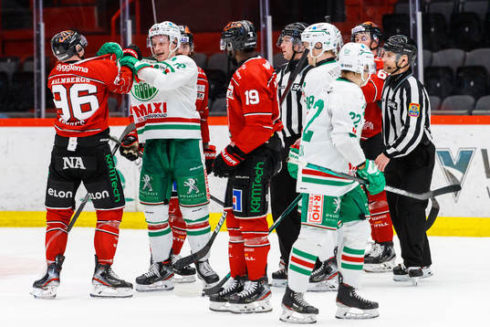 Örebros Robin Kovacs och Rögles Anton Bengtsson i bråk