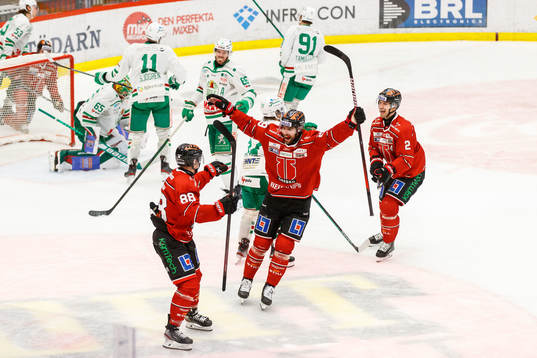 Örebros Ludvig Rensfeldt jublar med lagkamrater