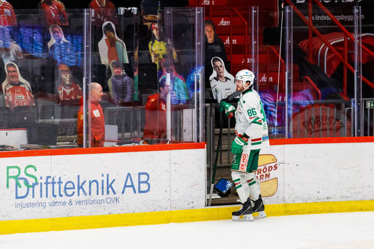 Rögles Eric Gelinas lämnar isen