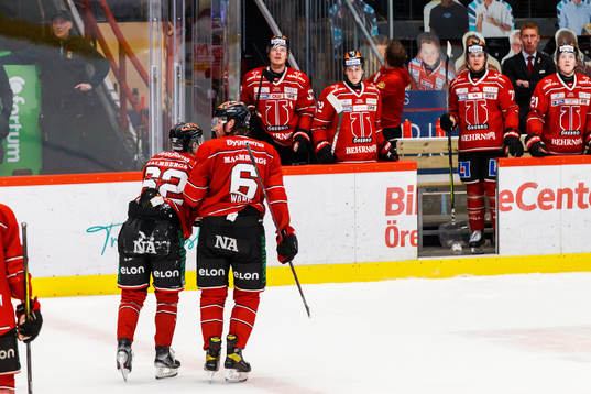 Örebros Robert Leino får hjälp av isen