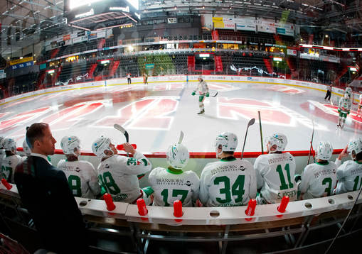 Rögles tränare Cam Abbott och spelarbås