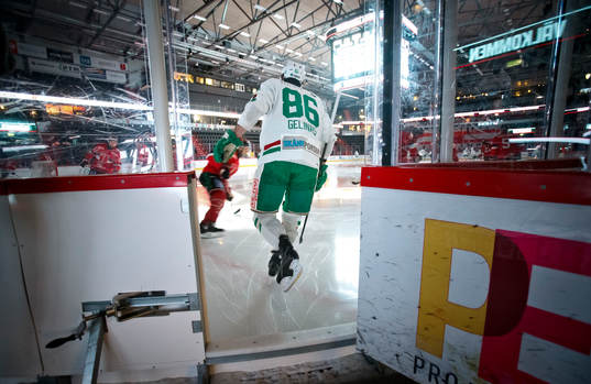 Rögles Eric Gelinas på väg ut till ishockeymatchen i SHL