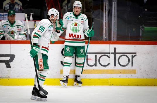 Rögles Eric Gelinas lämnar isen